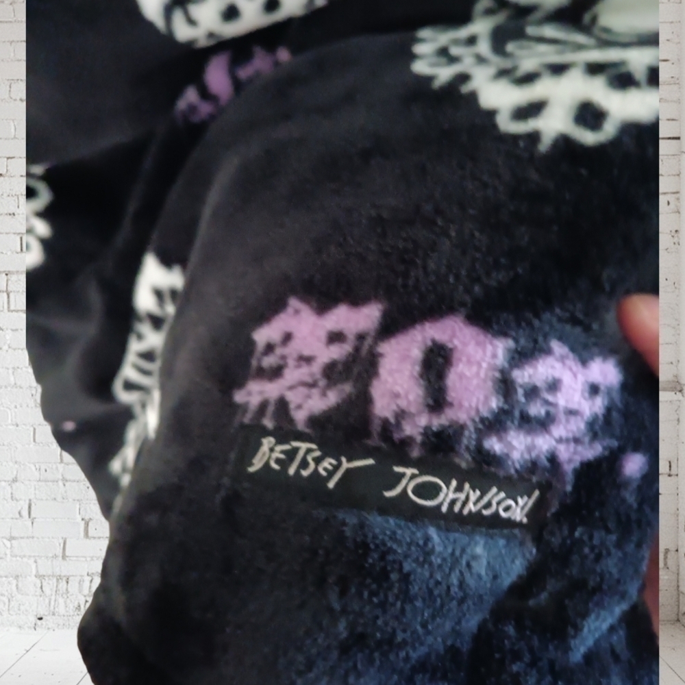 Betsey Johnson Skull Plush Throw Blanket 50 x 70 NWT - Picture 5 of 10